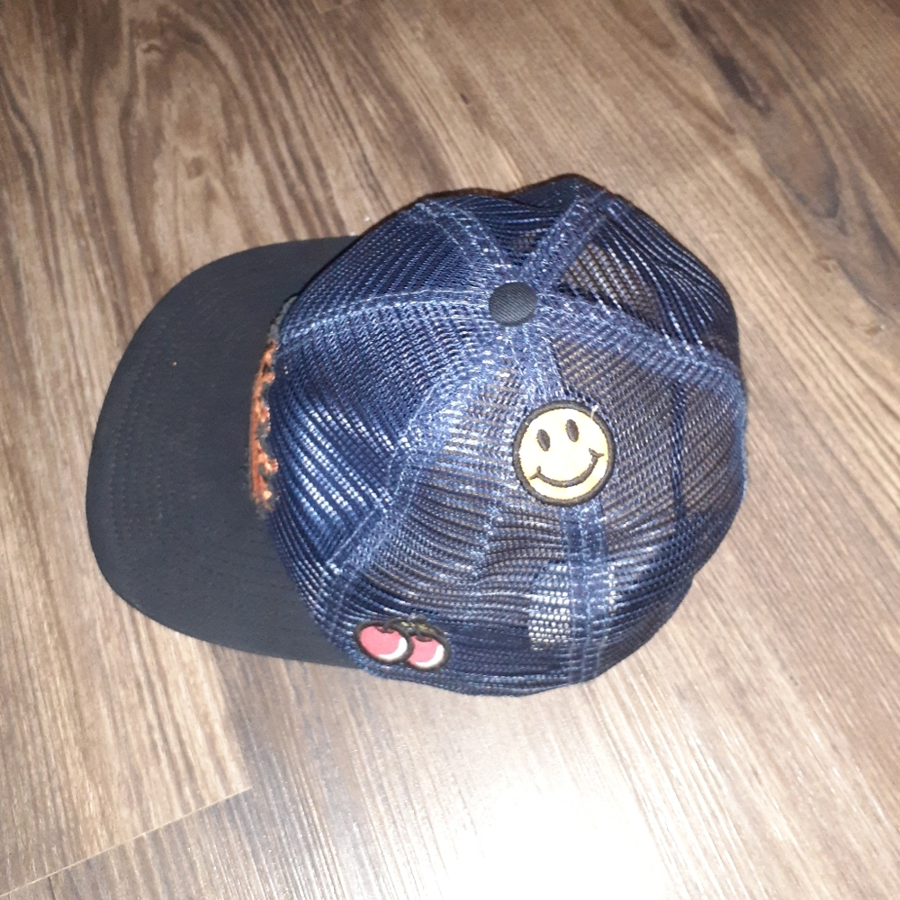A cap - Picture 3 of 4